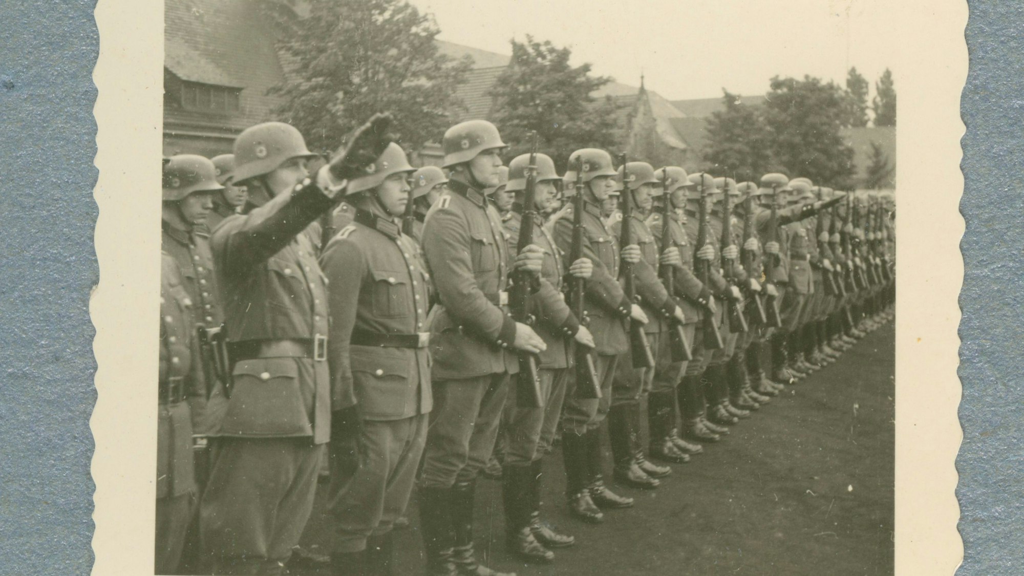 Verabschiedung des Polizeibataillon 69 in Köln, Boltensternstraße, 30. August 1941. Fotograf: unbekannt