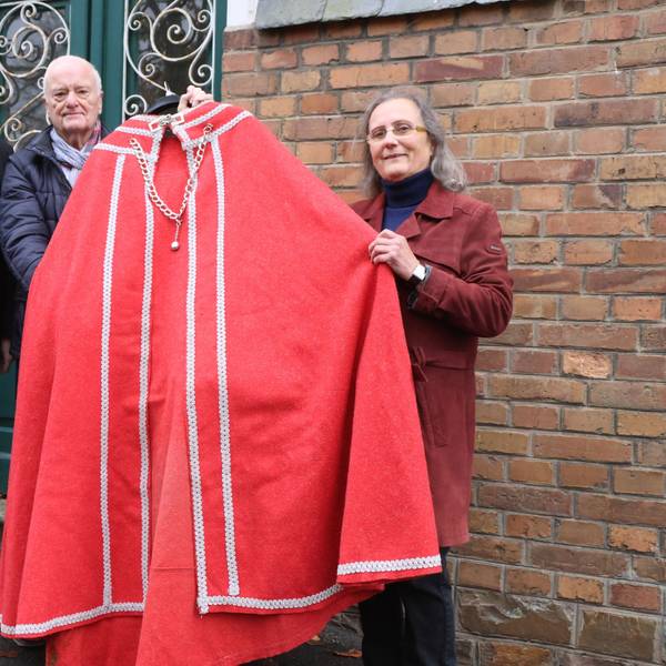 Der St.-Martins-Umgang von Jutta Gudat gehört nun dem Waldbröler Verkehrs- und Verschönerungsverein. Vorsitzender Carsten Becker (links) und Ehrenvorsitzender Reinhard Grüber freuen sich über diese Gabe.