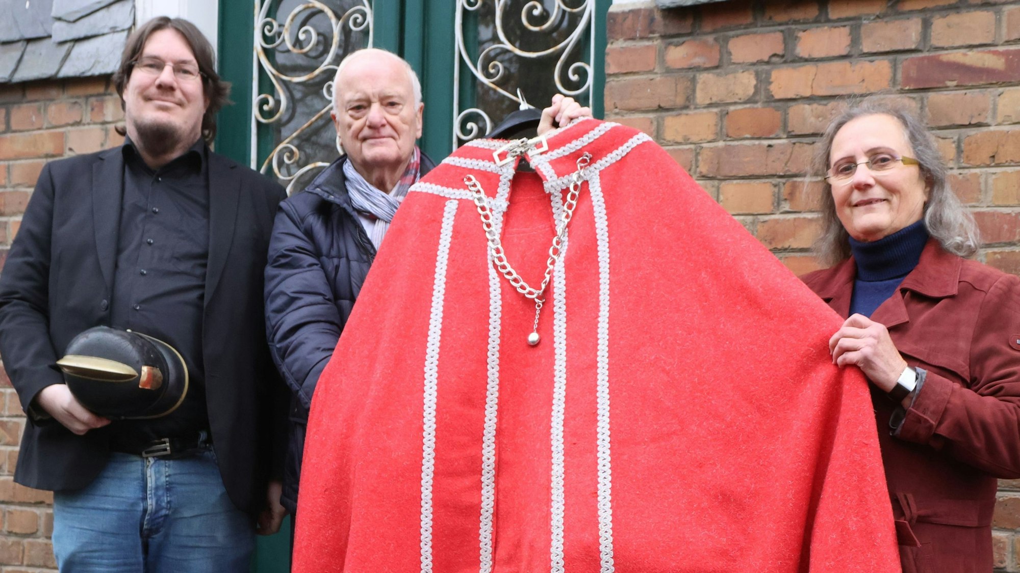 Der St.-Martins-Umgang von Jutta Gudat gehört nun dem Waldbröler Verkehrs- und Verschönerungsverein. Vorsitzender Carsten Becker (links) und Ehrenvorsitzender Reinhard Grüber freuen sich über diese Gabe.