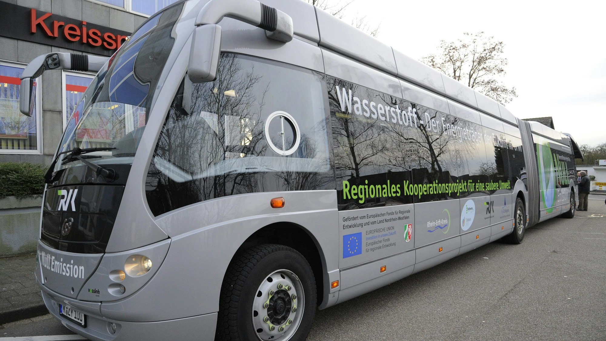 Ein Wasserstoffbus steht auf einer Straße.