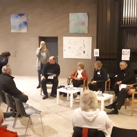 Debatte zum Kirchen-Erhalt
Pfarrerin Reinhild Widdig, Architekt Jörg Beste, Ex-Stadtkonservatorin Hiltrud Kier, Bezirksbürgermeisterin Diana Siebert, Ex-NRW-Landtagsvize Oliver Keymis und der frühere Erzdiözesan-Baumeister Martin Struck (v.l.) diskutierten mit den rund 90 Gästen.