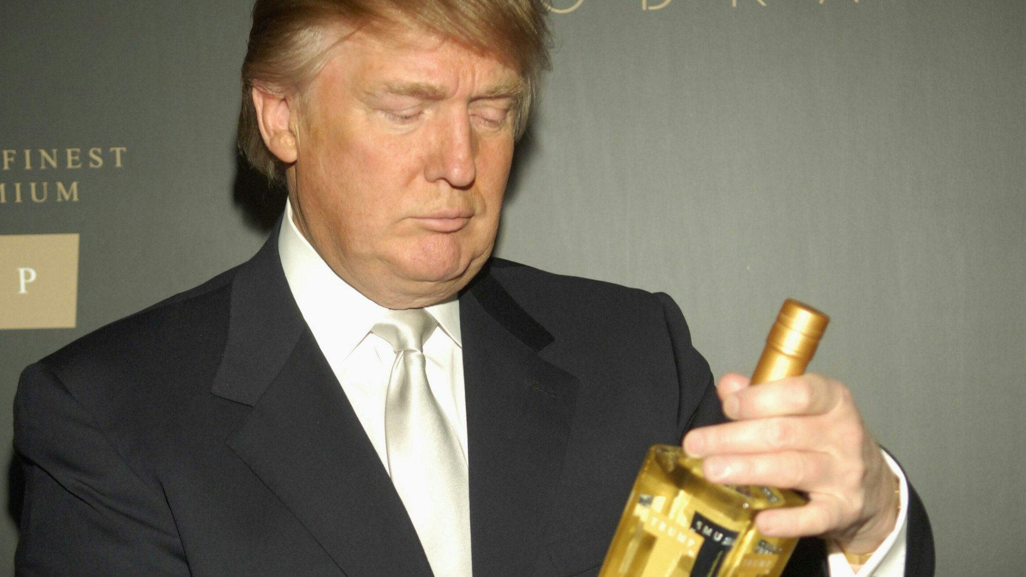 Donald Trump mit seinem eigenen „Trump Vodka“. (Archivbild)