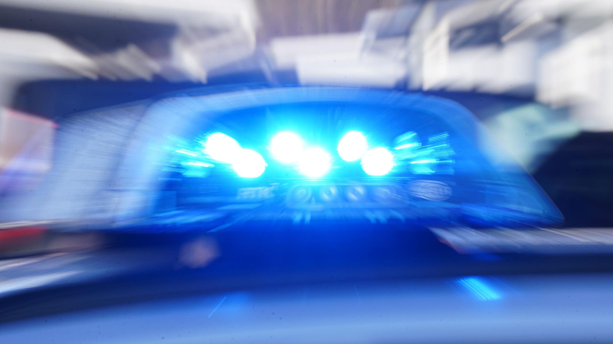 Das Blaulicht leuchtet auf einem Einsatzfahrzeug. (Symbolfoto)