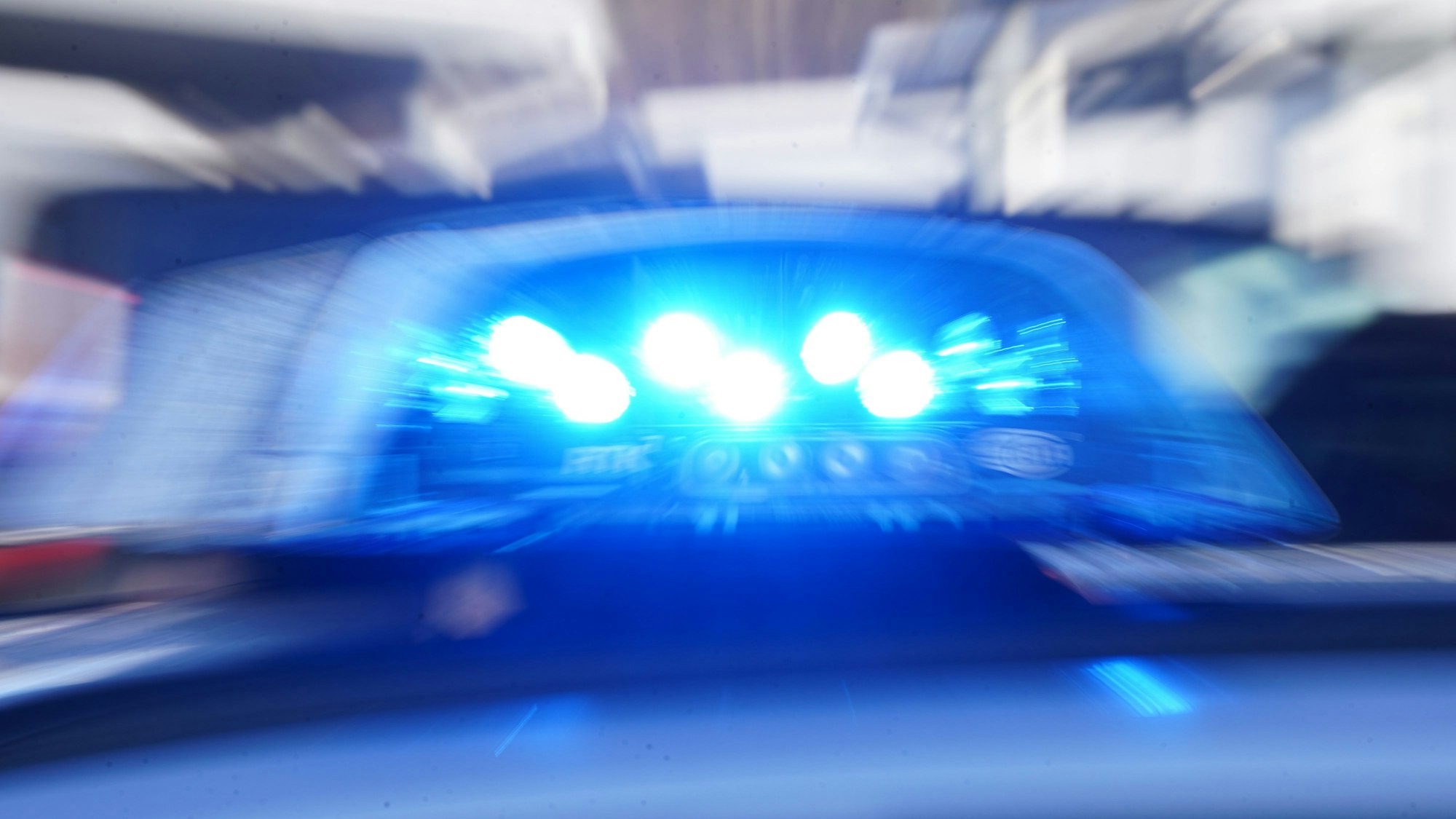 Das Blaulicht leuchtet auf einem Einsatzfahrzeug. (Symbolfoto)