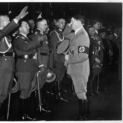 Hitler trifft Vertreter der Wehrmacht in Köln