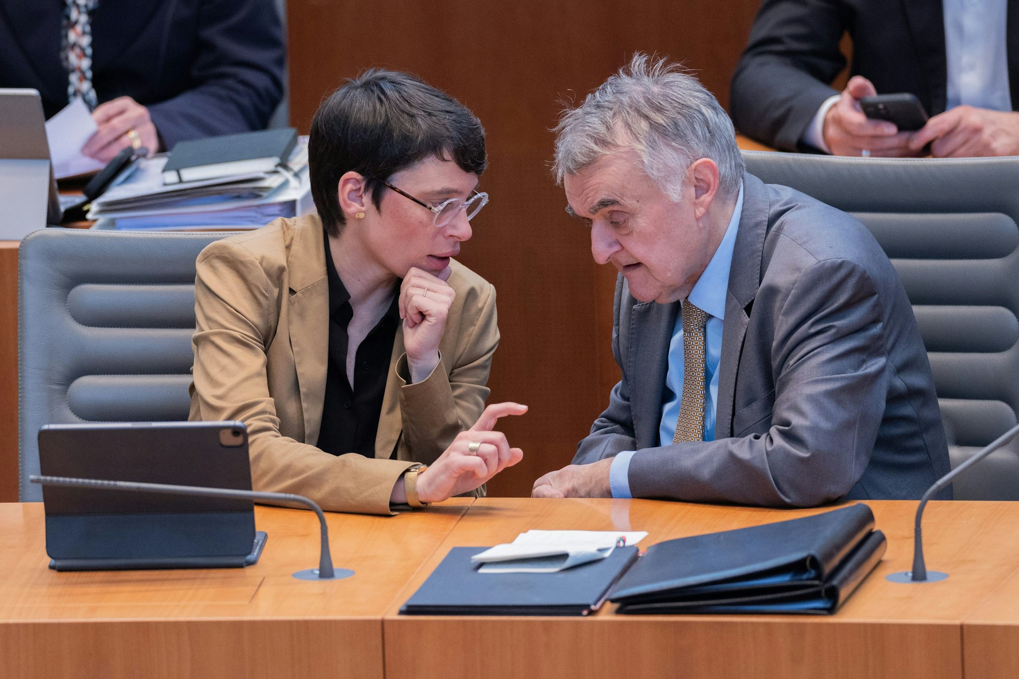 Düsseldorf: Herbert Reul (CDU), Innenminister von Nordrhein-Westfalen, und Josefine Paul (Bündnis 90/Die Grünen), Ministerin für Kinder, Jugend, Familie, Flucht und Integration in Nordrhein-Westfalen, unterhalten sich im Plenum des Landtags.