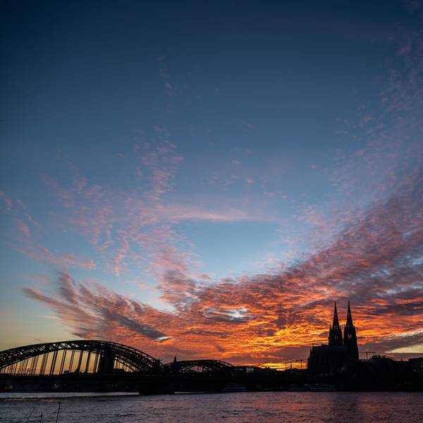 Die Silhouette des Doms vor einem Sonnenuntergang.