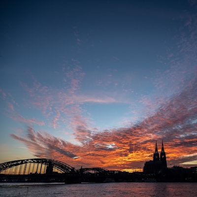 Die Silhouette des Doms vor einem Sonnenuntergang.