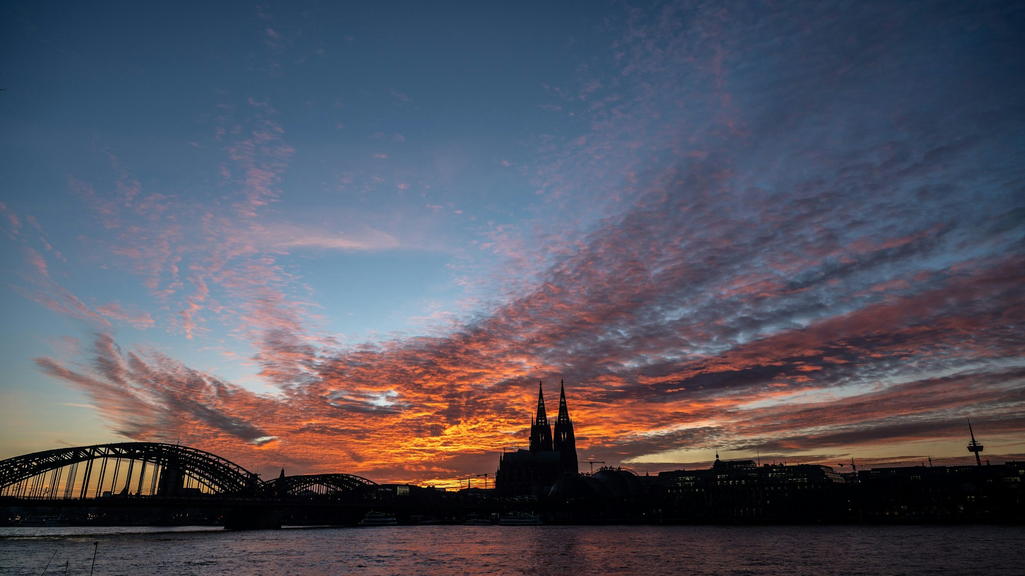 Die Silhouette des Doms vor einem Sonnenuntergang.