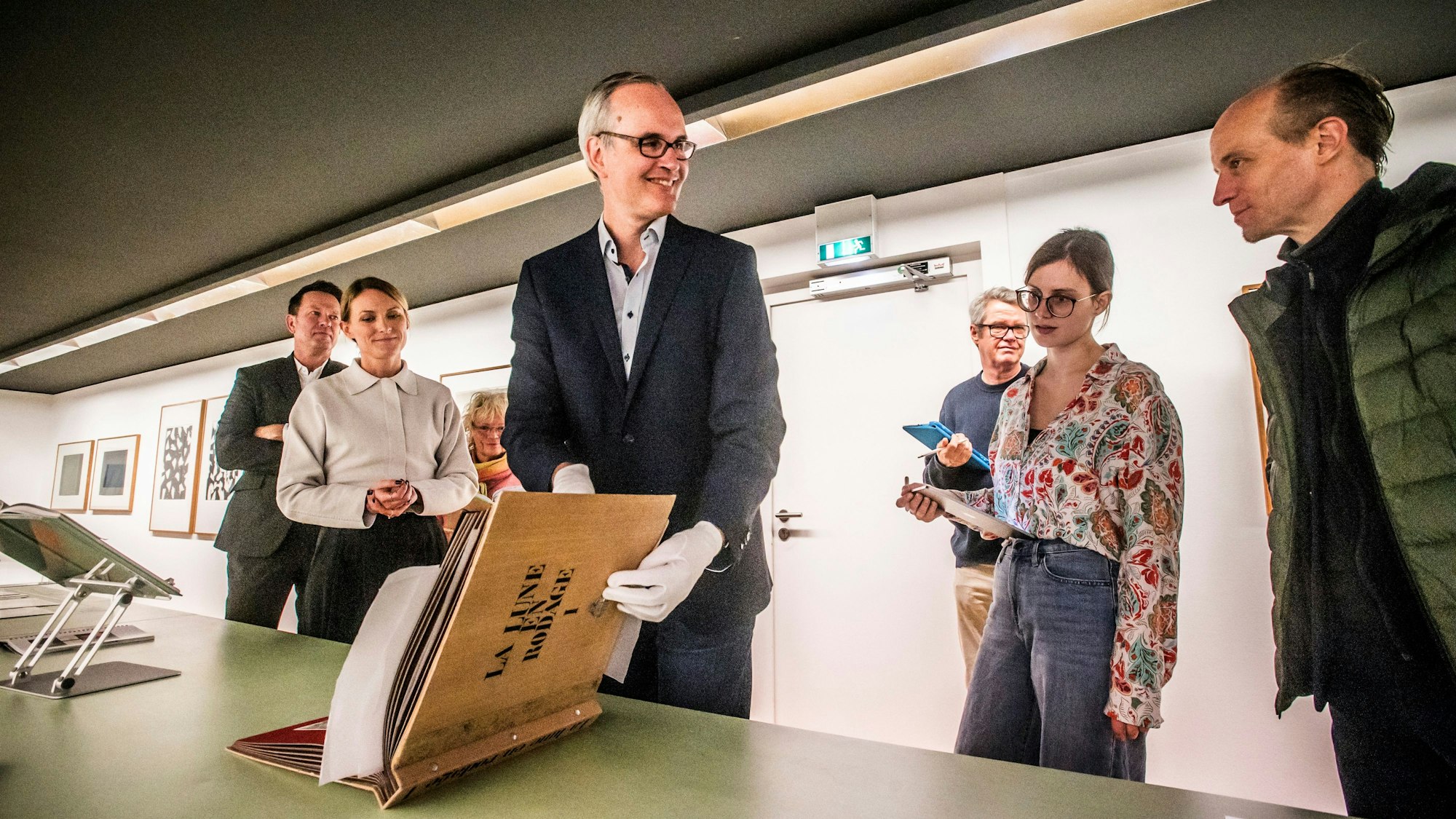 In der umgestalteten Grafiketage im Museum Morsbroich können Besucher manchen Kunstwerken näher kommen, als das sonst im Museum üblich ist. Foto: Ralf Krieger