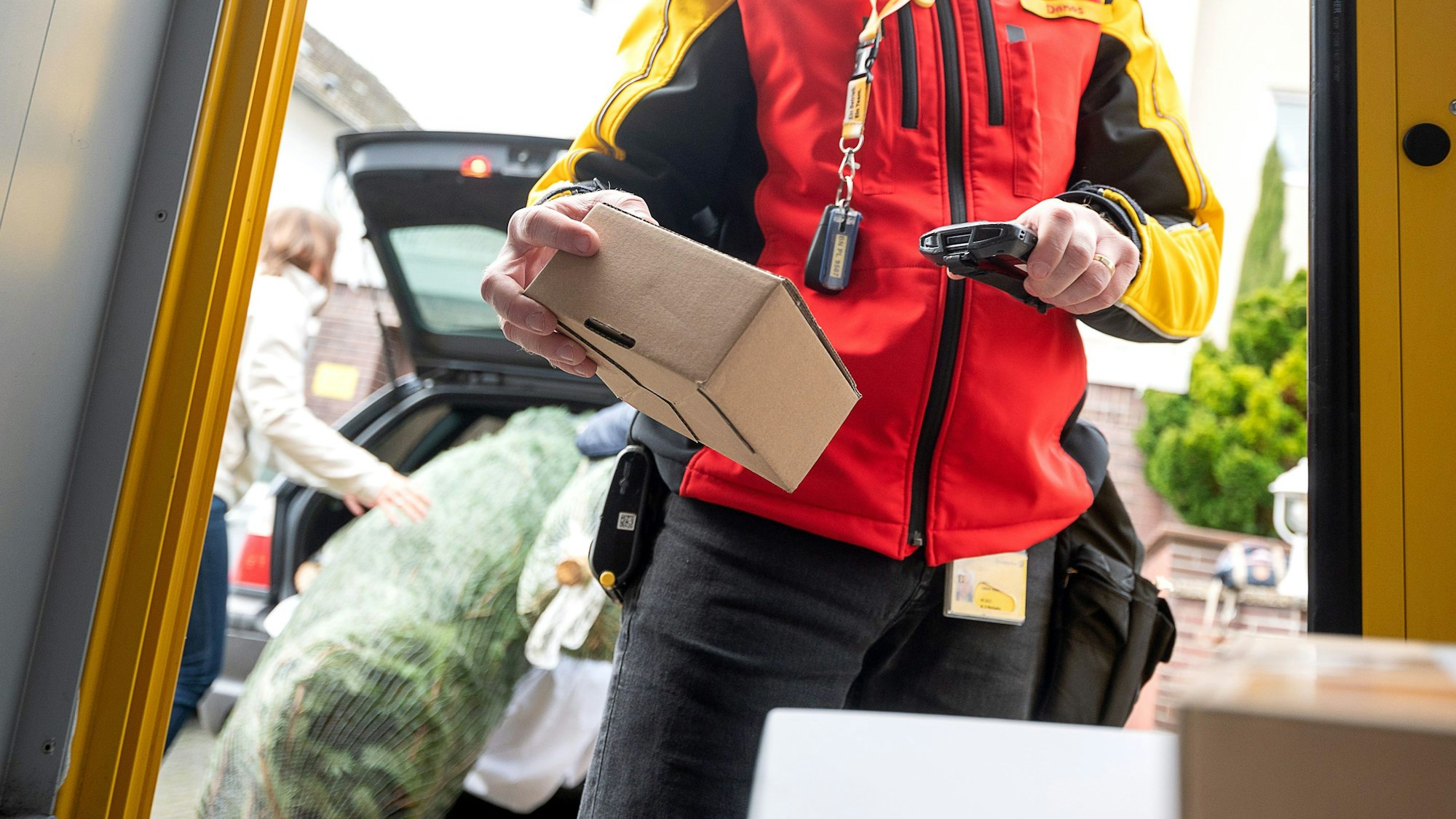 Ein Paketzusteller scannt ein Päckchen.