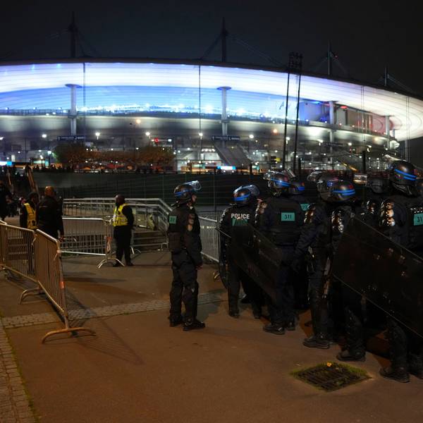 Polizisten gehen vor dem Stadion in Stellung.