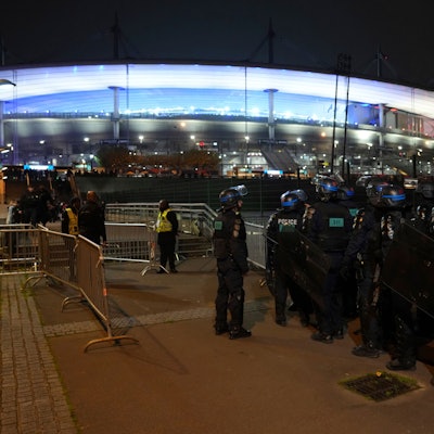 Polizisten gehen vor dem Stadion in Stellung.