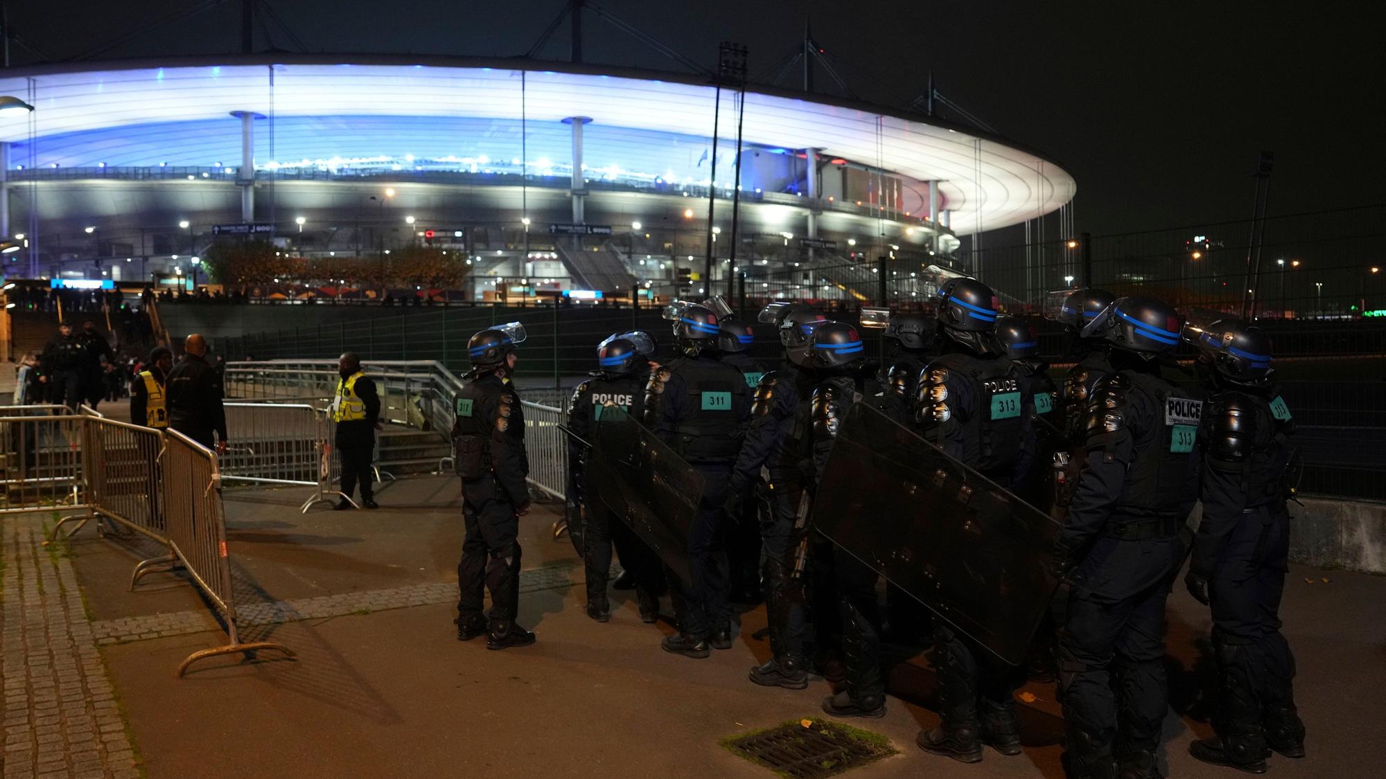 Polizisten gehen vor dem Stadion in Stellung.