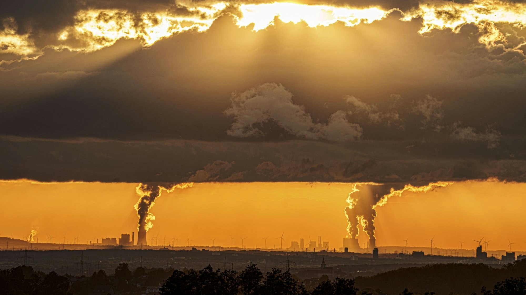Platz 10 des Fotowettbewerbs aus 2024: Alfred Heimermann aus Hennef mit einem Sonnenuntergang-Panorama.