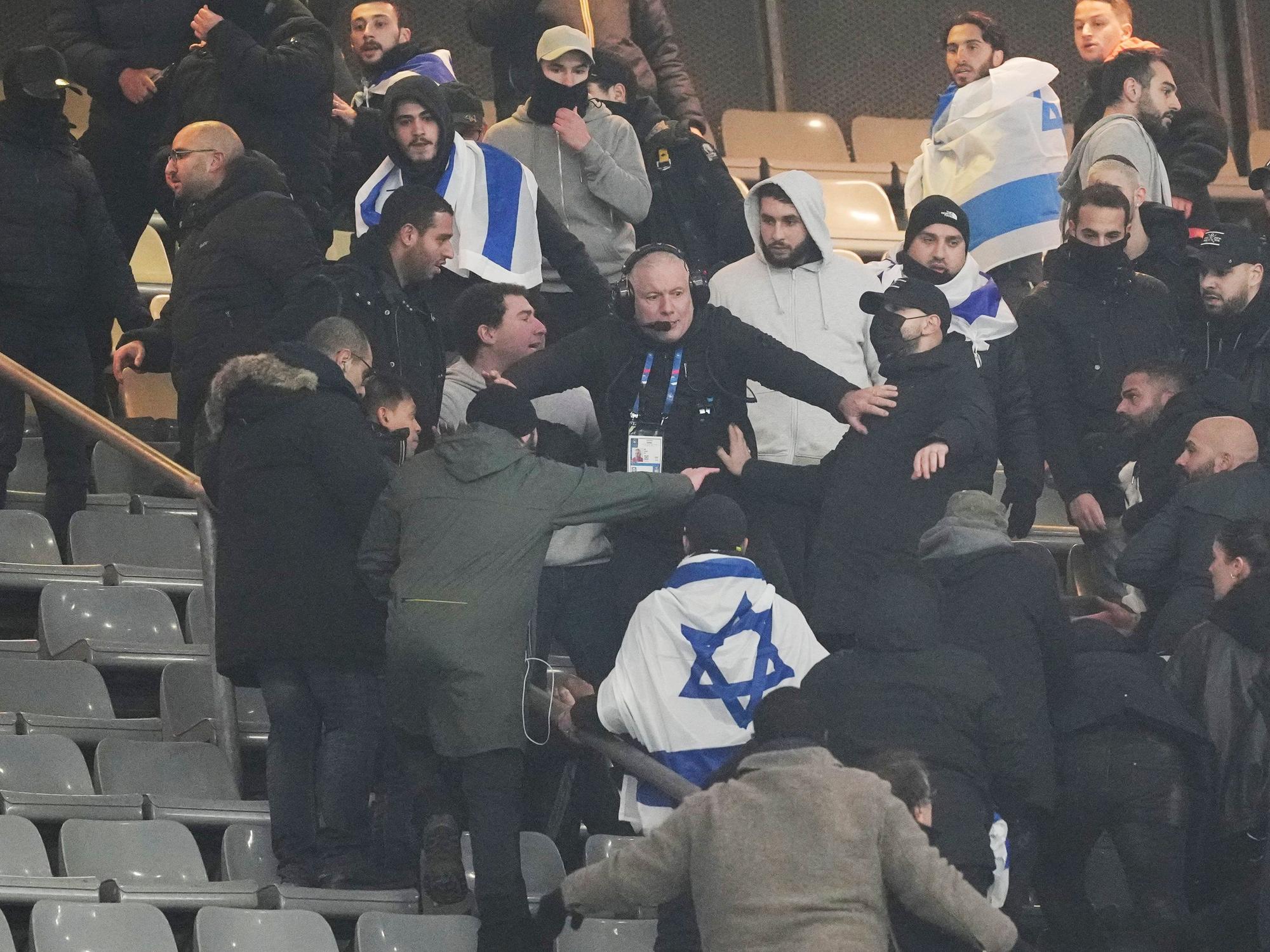 Fans streiten auf der Tribüne.