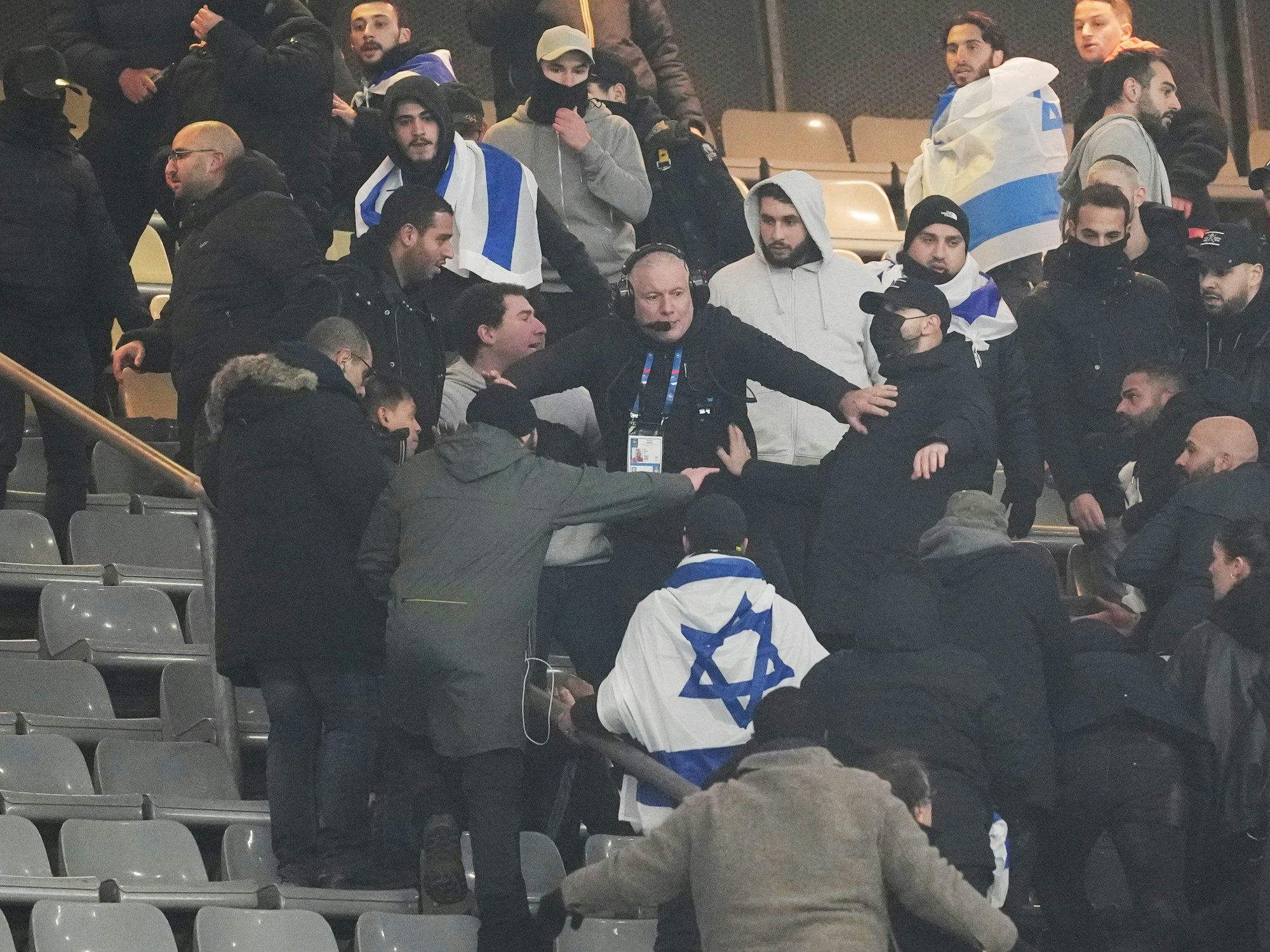 Fans streiten auf der Tribüne.