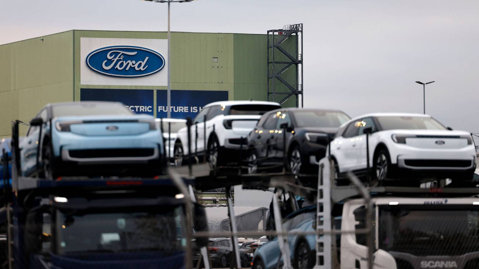 Das Logo des Autobauers Ford an seinem Standort in Köln. Bei Ford in Deutschland geht der Personalabbau weiter. Der US-Autokonzern befindet sich weiter auf dem Rückzug aus Europa und wird in Deutschland künftig nur noch von zwei Geschäftsführern geleitet. Themenbild, Symbolbild Köln, 07.11.2024 NRW Deutschland *** The logo of the car manufacturer Ford at its site in Cologne Ford in Germany continues to reduce its workforce The US car manufacturer is continuing its withdrawal from Europe and will in future only be managed by two managing directors in Germany Theme image, symbolic image Cologne, 07 11 2024 NRW Germany Copyright: xChristophxHardtx