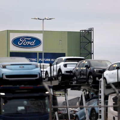 Das Logo des Autobauers Ford an seinem Standort in Köln. Bei Ford in Deutschland geht der Personalabbau weiter. Der US-Autokonzern befindet sich weiter auf dem Rückzug aus Europa und wird in Deutschland künftig nur noch von zwei Geschäftsführern geleitet. Themenbild, Symbolbild Köln, 07.11.2024 NRW Deutschland *** The logo of the car manufacturer Ford at its site in Cologne Ford in Germany continues to reduce its workforce The US car manufacturer is continuing its withdrawal from Europe and will in future only be managed by two managing directors in Germany Theme image, symbolic image Cologne, 07 11 2024 NRW Germany Copyright: xChristophxHardtx