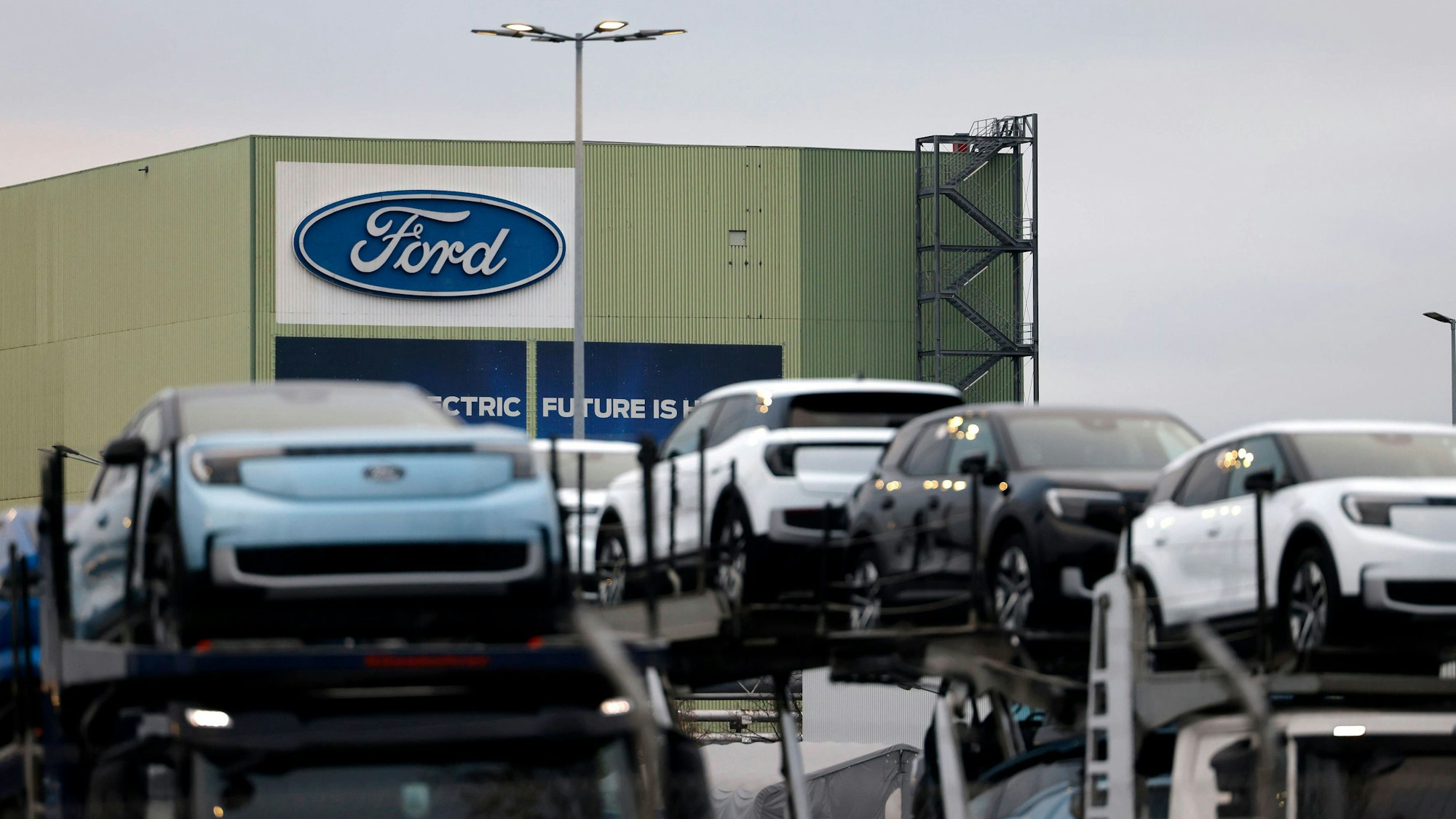 Das Logo des Autobauers Ford an seinem Standort in Köln. Bei Ford in Deutschland geht der Personalabbau weiter. Der US-Autokonzern befindet sich weiter auf dem Rückzug aus Europa und wird in Deutschland künftig nur noch von zwei Geschäftsführern geleitet. Themenbild, Symbolbild Köln, 07.11.2024 NRW Deutschland *** The logo of the car manufacturer Ford at its site in Cologne Ford in Germany continues to reduce its workforce The US car manufacturer is continuing its withdrawal from Europe and will in future only be managed by two managing directors in Germany Theme image, symbolic image Cologne, 07 11 2024 NRW Germany Copyright: xChristophxHardtx