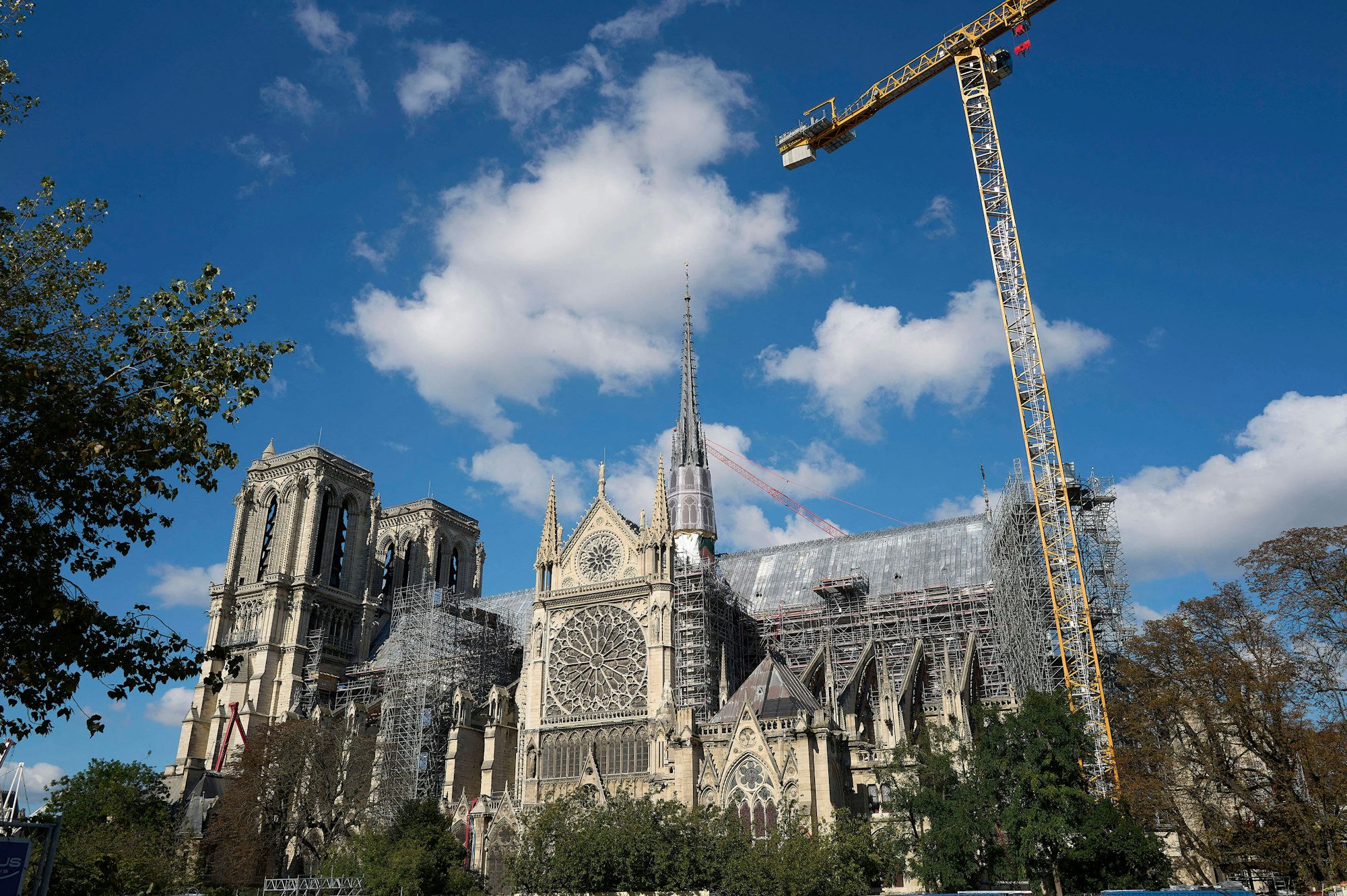 Nach dem Brand vor fünf Jahren steht die bekannte Kathedrale Notre-Dame de Paris noch in Gerüsten. In drei Wochen soll sie wiedereröffnet werden.