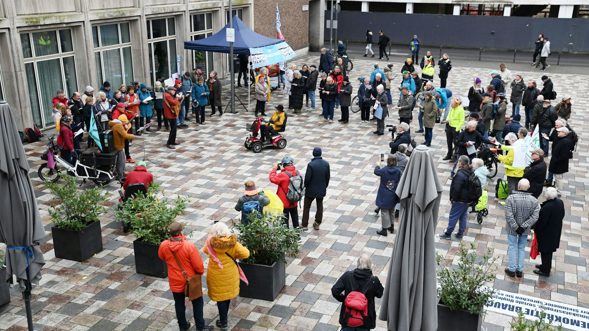 Demonstranten vor dem Kölner Rathaus