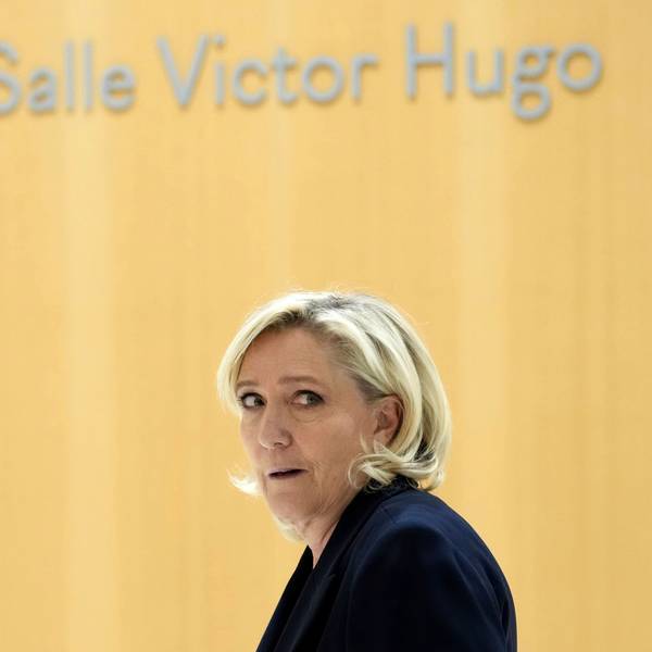 Marine Le Pen von der rechtsnationalen Partei Rassemblement National kommt in den Gerichtssaal. Die Staatsanwaltschaft fordert eine Haftstrafe für Le Pen. (Archivbild)