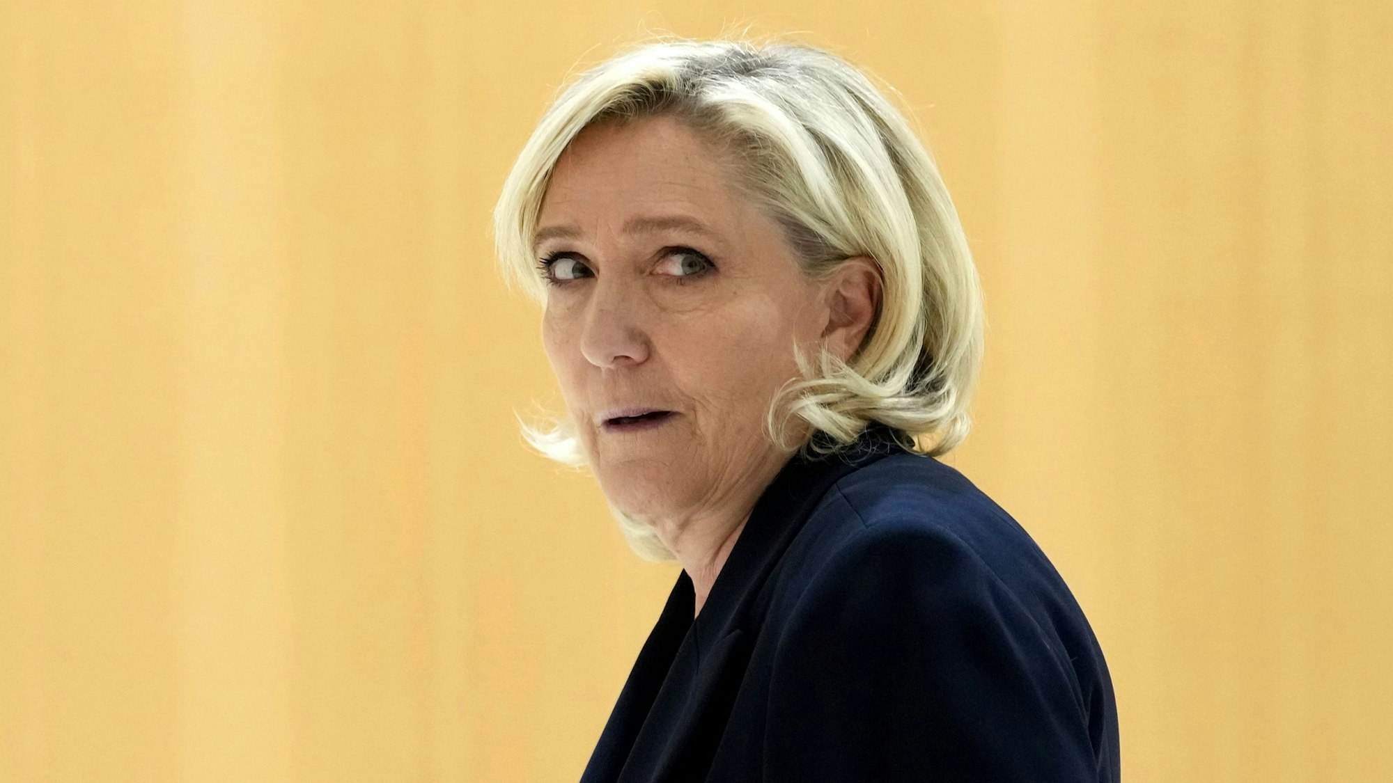 Marine Le Pen von der rechtsnationalen Partei Rassemblement National kommt in den Gerichtssaal. Die Staatsanwaltschaft fordert eine Haftstrafe für Le Pen. (Archivbild)