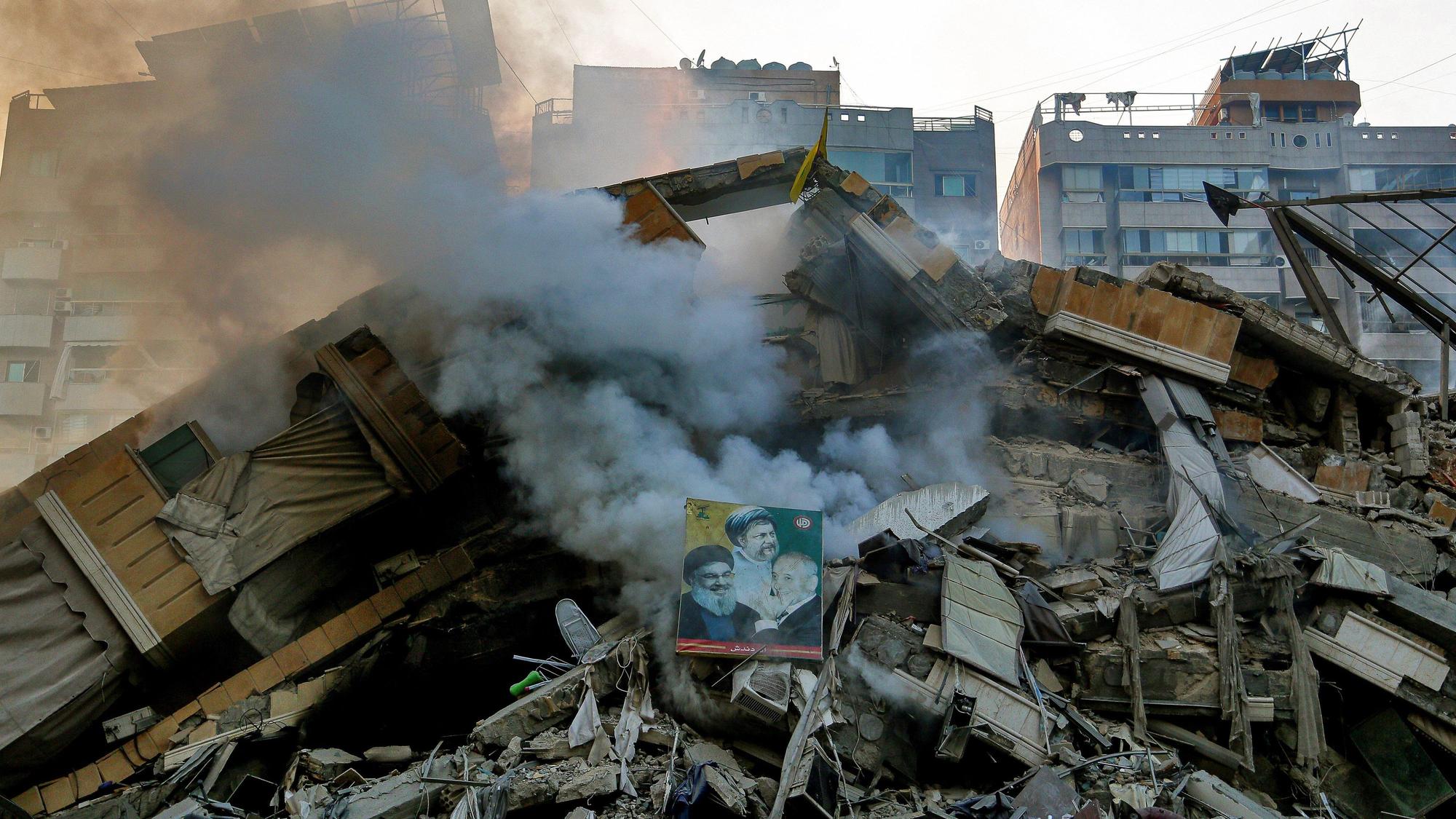 14.11.2024, Libanon, Beirut: Rauch steigt aus einem Gebäude, das bei einem israelischen Luftangriff auf einen südlichen Vorort der libanesischen Hauptstadt zerstört wurde.