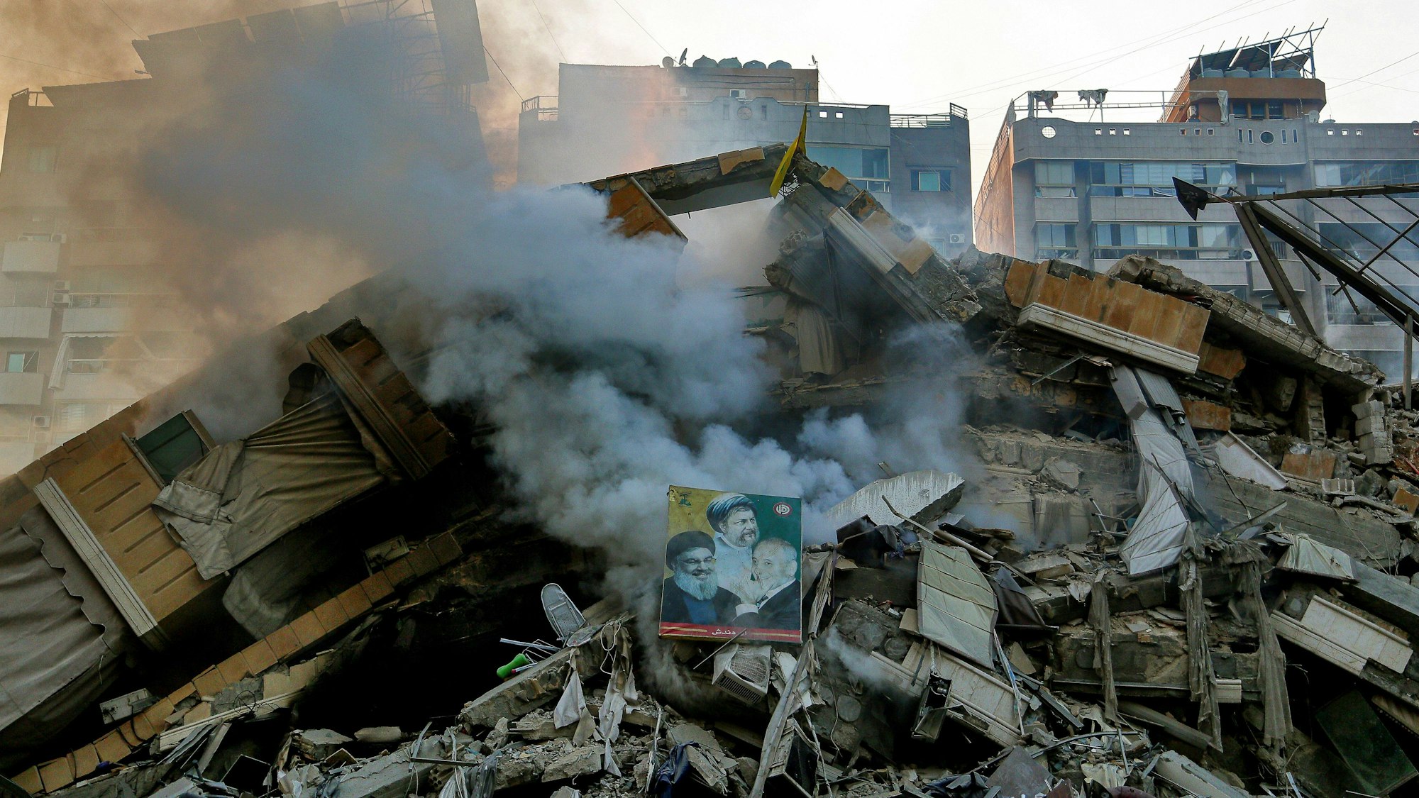 14.11.2024, Libanon, Beirut: Rauch steigt aus einem Gebäude, das bei einem israelischen Luftangriff auf einen südlichen Vorort der libanesischen Hauptstadt zerstört wurde.