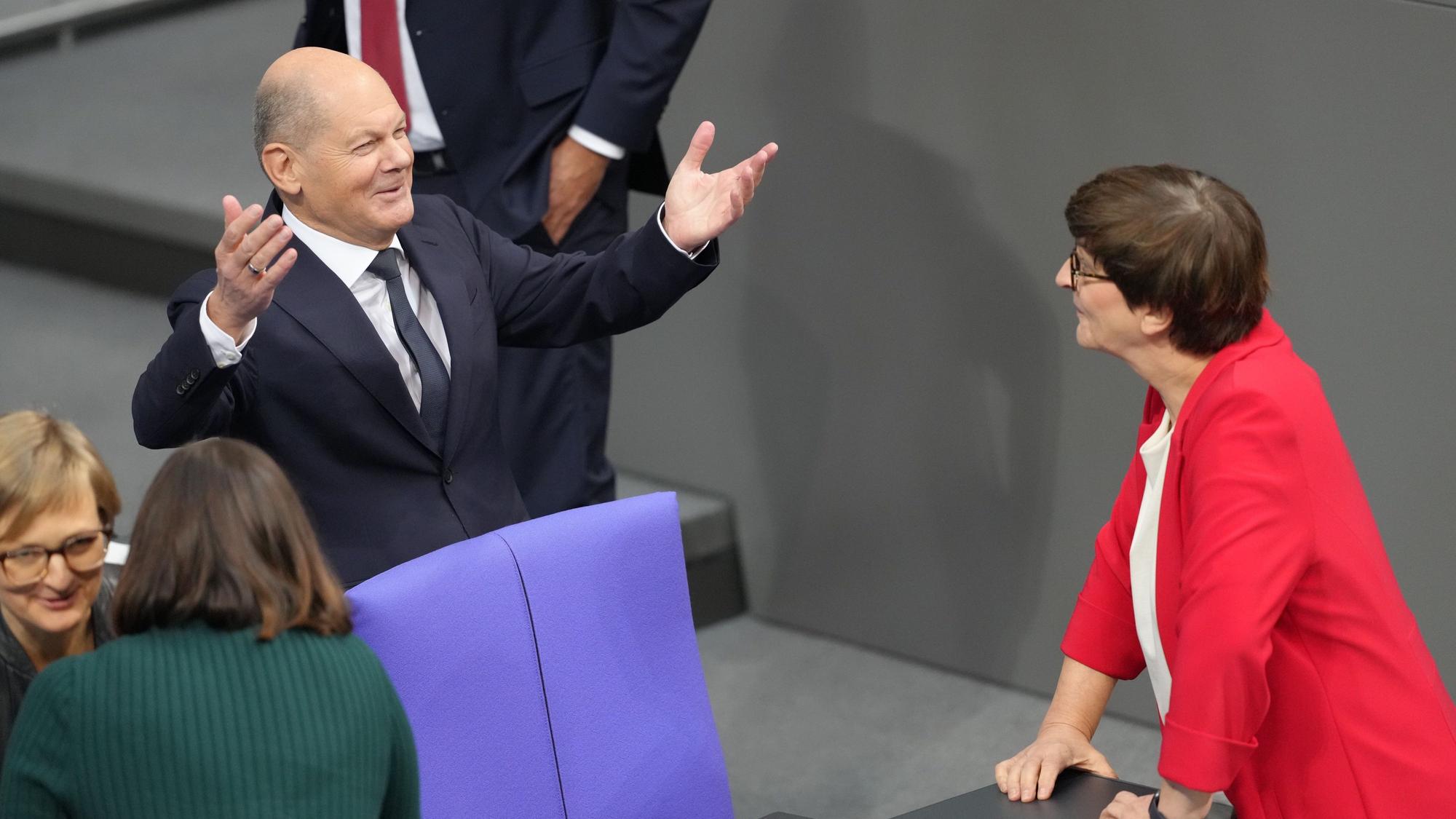 13.11.2024, Berlin: Bundeskanzler Olaf Scholz (SPD) steht vor seiner Regierungserklärung im Plenum des Bundestags und spricht mit der SPD-Covorsitzenden Saskia Esken. Themen sind u.a. das Ende der Ampelkoalition und die bevorstehende Neuwahl des Bundestags.