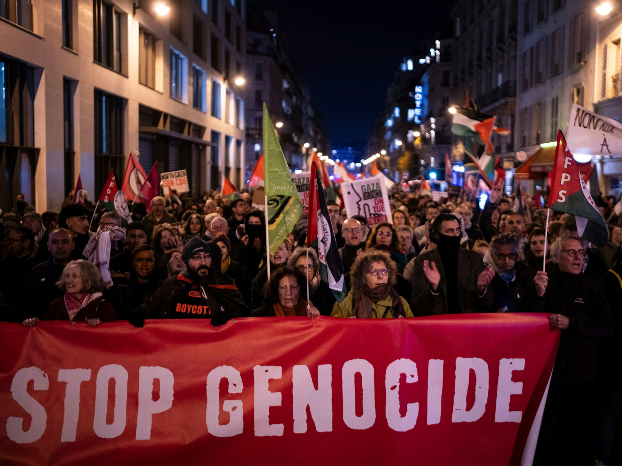 Demonstranten nehmen an einer Kundgebung gegen die Gala «Israel ist für immer» teil, die von rechtsextremen französisch-israelischen Persönlichkeiten am Vorabend des Fußballspiels der UEFA Nations League 2025 zwischen Frankreich und Israel organisiert wurde.