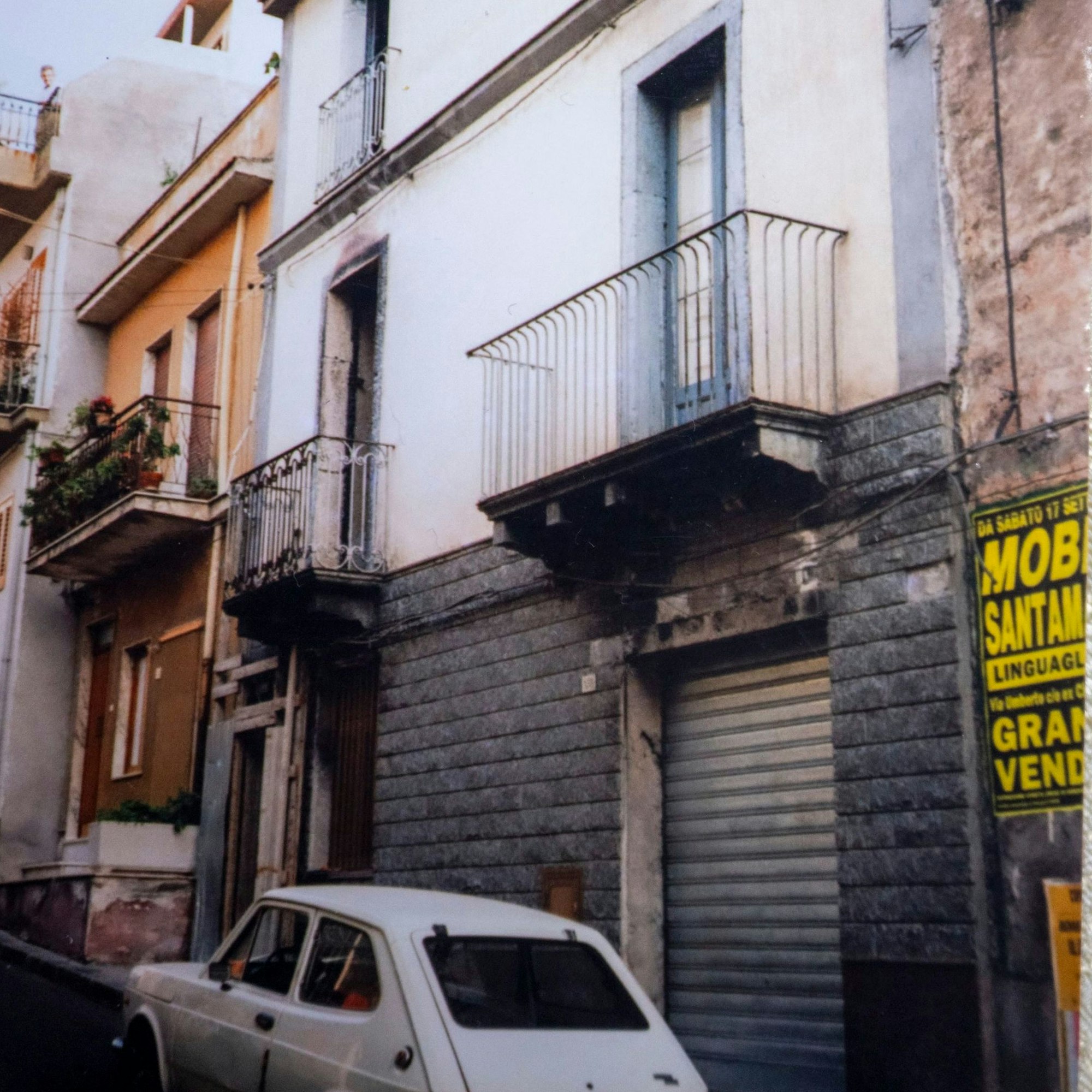 Das Haus in Maletto: rechts der Eingang zur Metzgerei, links die Haustür zu den Räumen der Familie Sanfilippo.