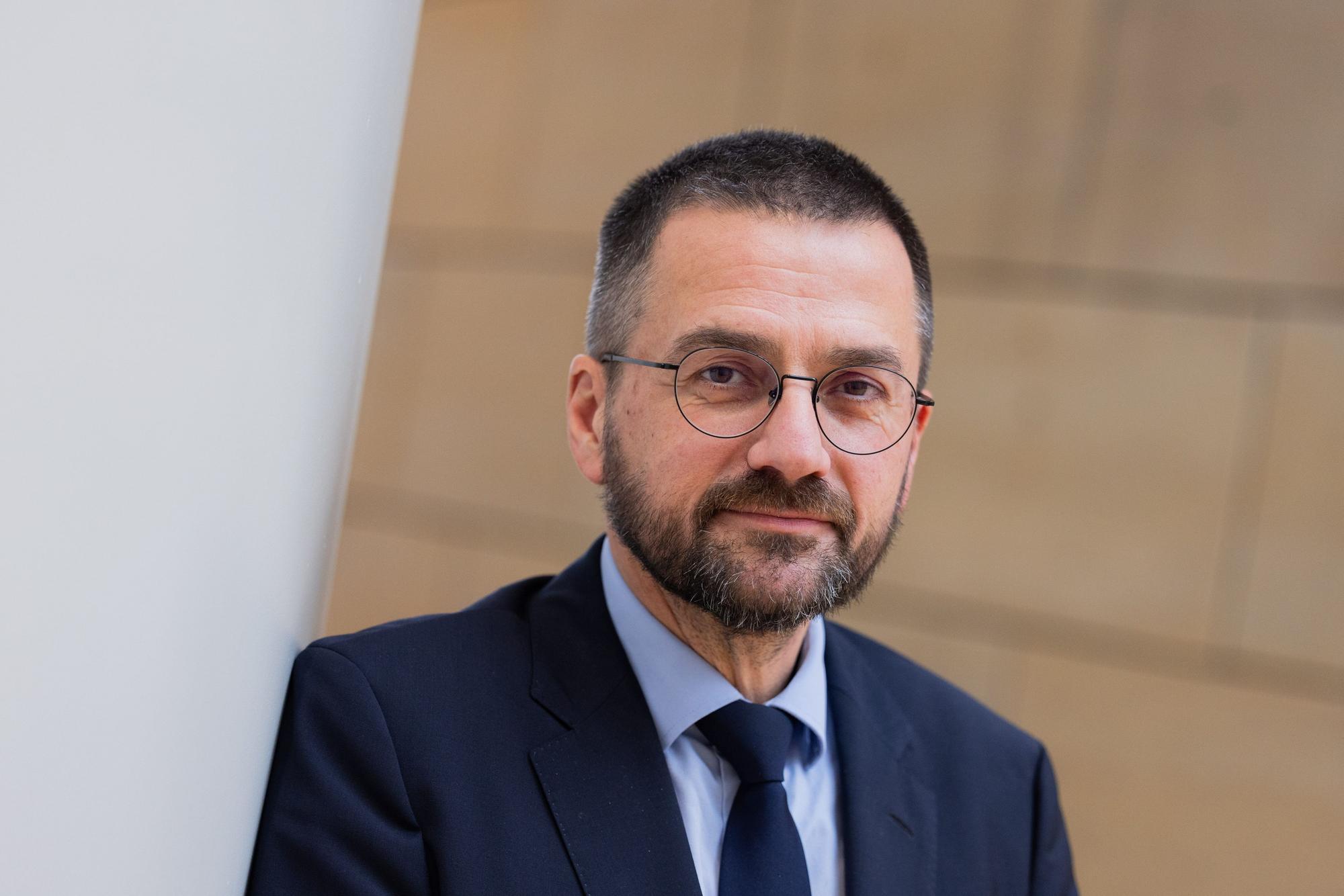 Thomas Kutschaty, ehemaliger NRW-Justizminister und Ex-SPD-Landeschef, steht in der Wandelhalle des Landtags.