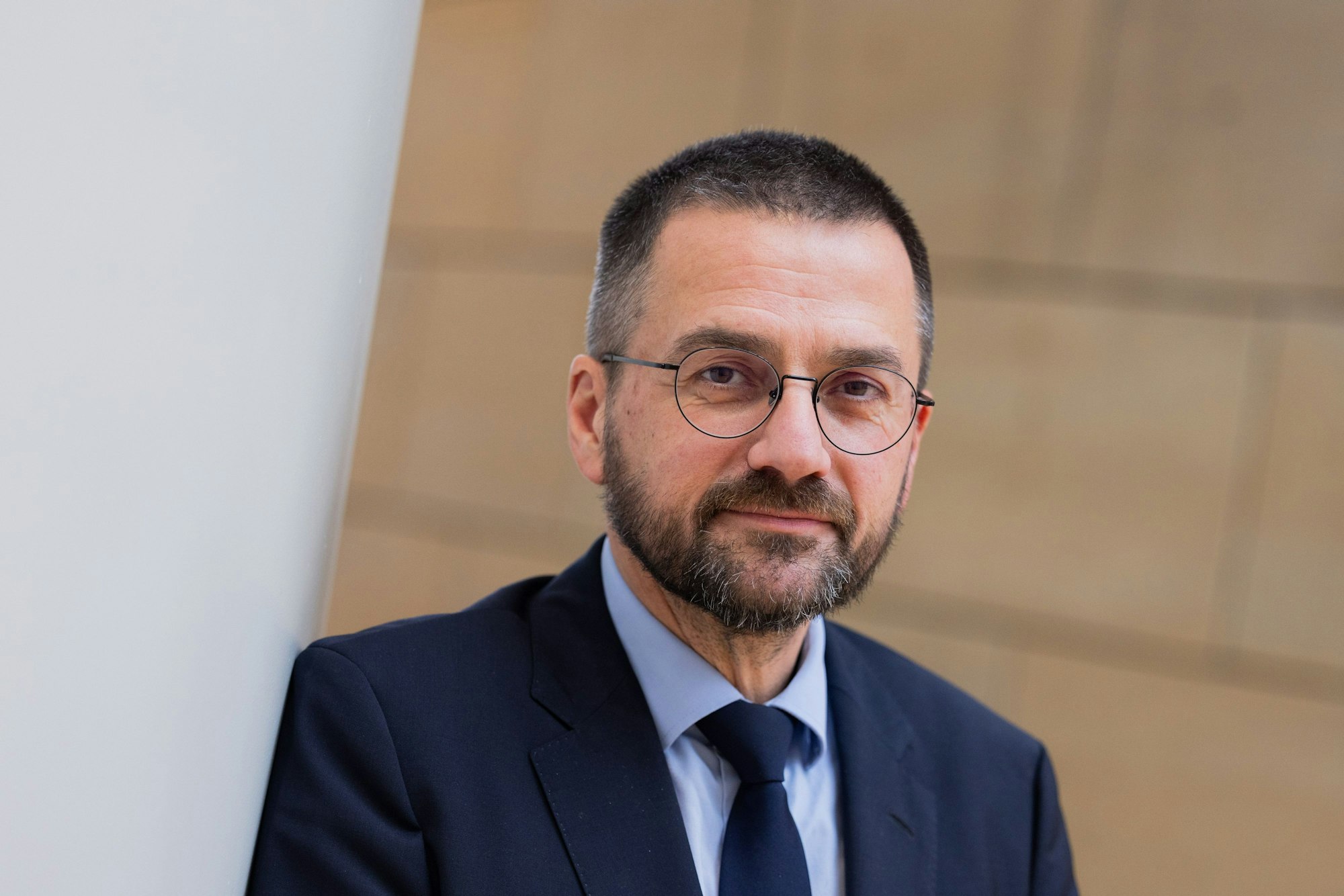 Thomas Kutschaty, ehemaliger NRW-Justizminister und Ex-SPD-Landeschef, steht in der Wandelhalle des Landtags.