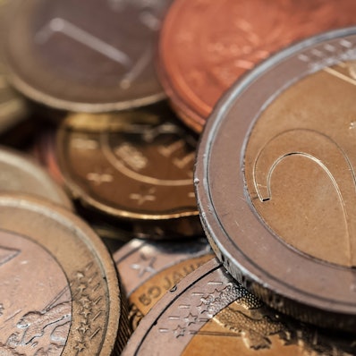 Eine 2-Euro-Münze auf anderen Geldmünzen.