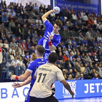 Julian Köster beim Sprungwurf über die BHC-Abwehr.