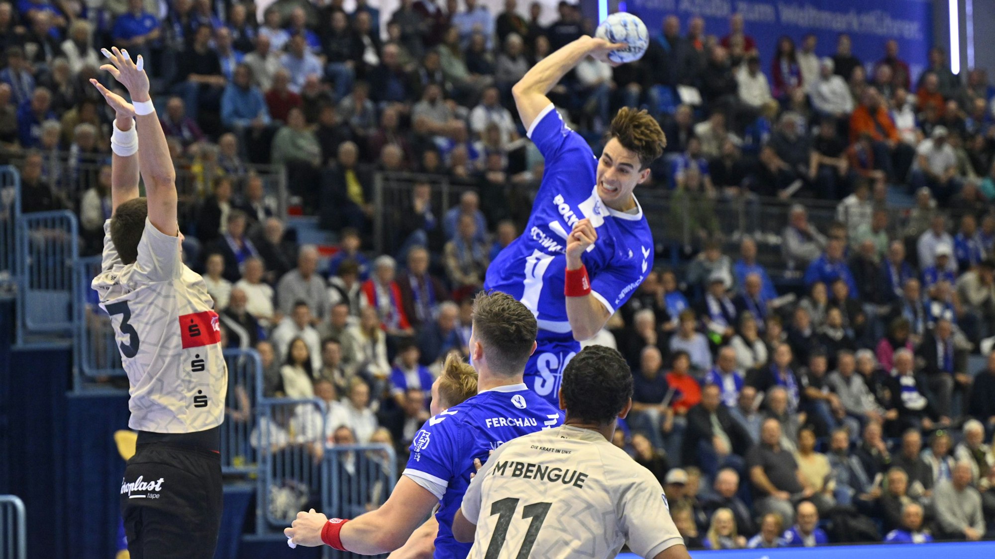 Julian Köster beim Sprungwurf über die BHC-Abwehr.