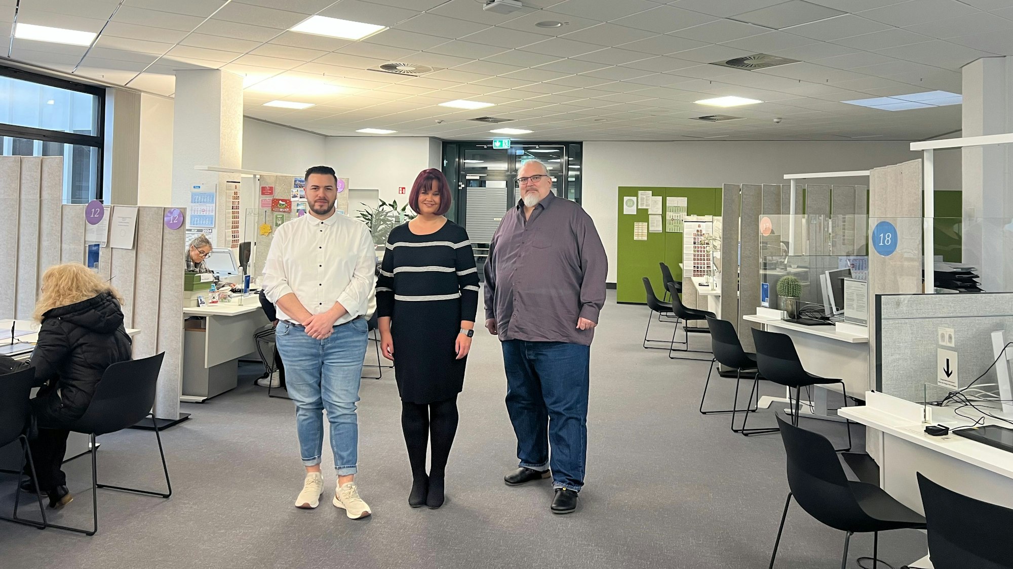 Roman-Marcello Farrugia (v.l. Stabsstelle der Abteilungsleitung), Petra Lindemann (Abteilungsleiterin des Bürgerbüros) und Dr. Lars Hendrik Böttger (stellvertretender Abteilungsleiter) stellten die neuen Räume des Bürgerbüros vor.
