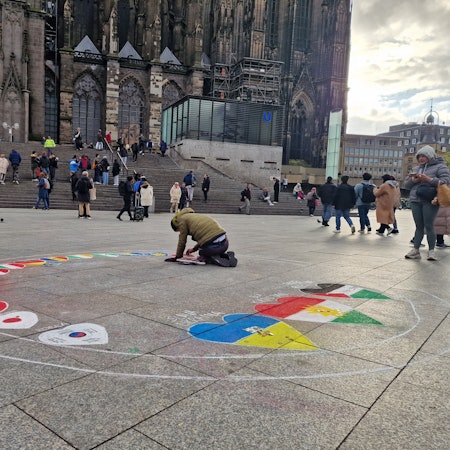 Flaggemaler auf dem Bahnhofsvorplatz.