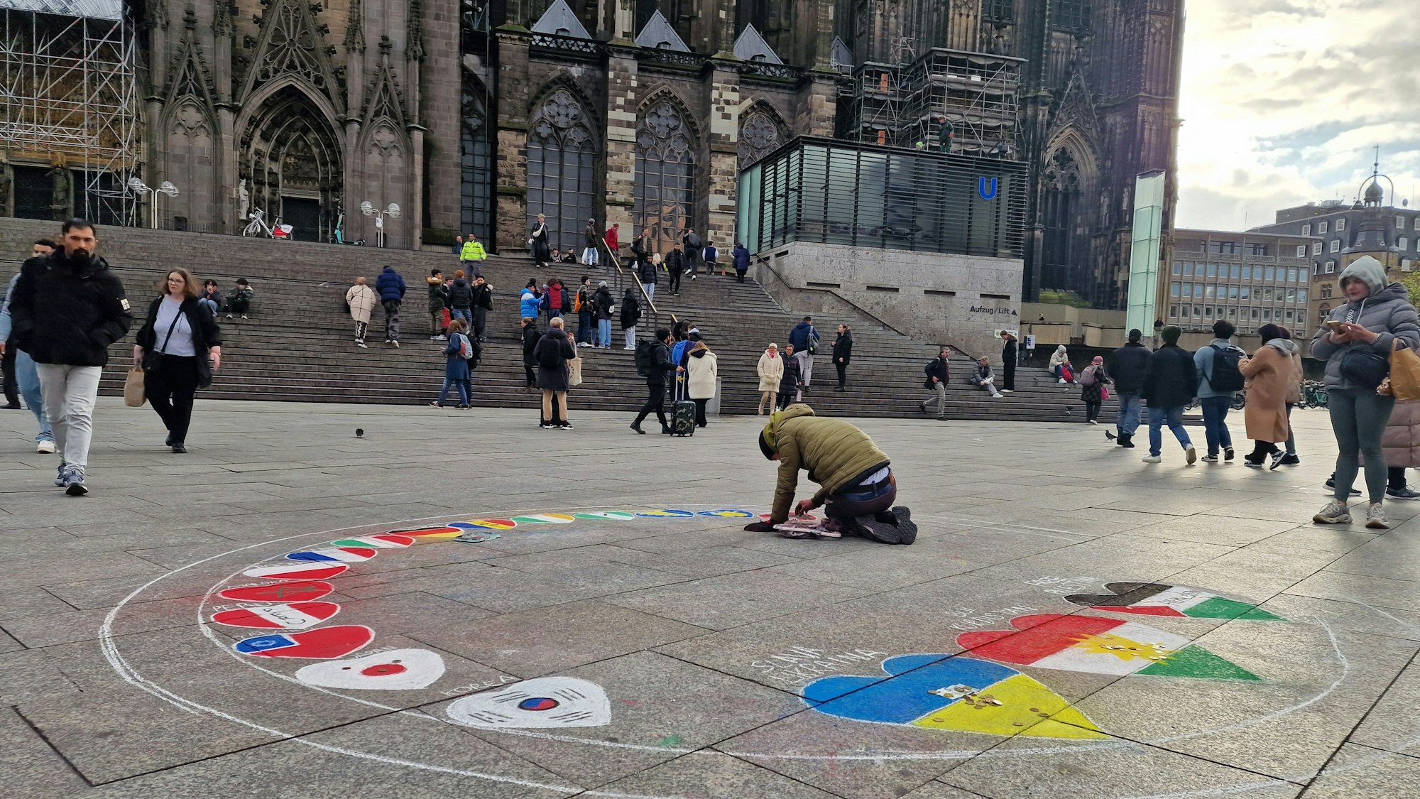 Flaggemaler auf dem Bahnhofsvorplatz.