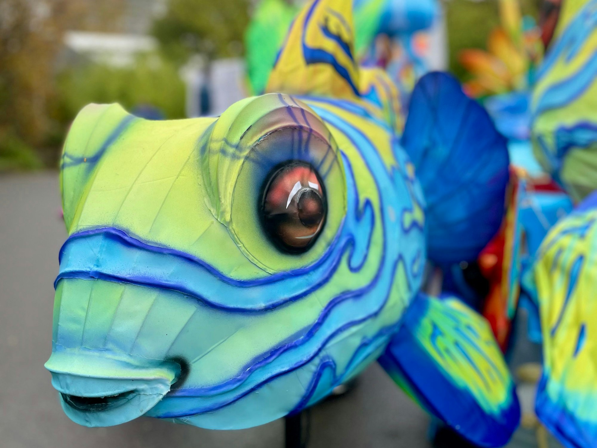 Ein bunter Fisch ist Teil des Festivals.