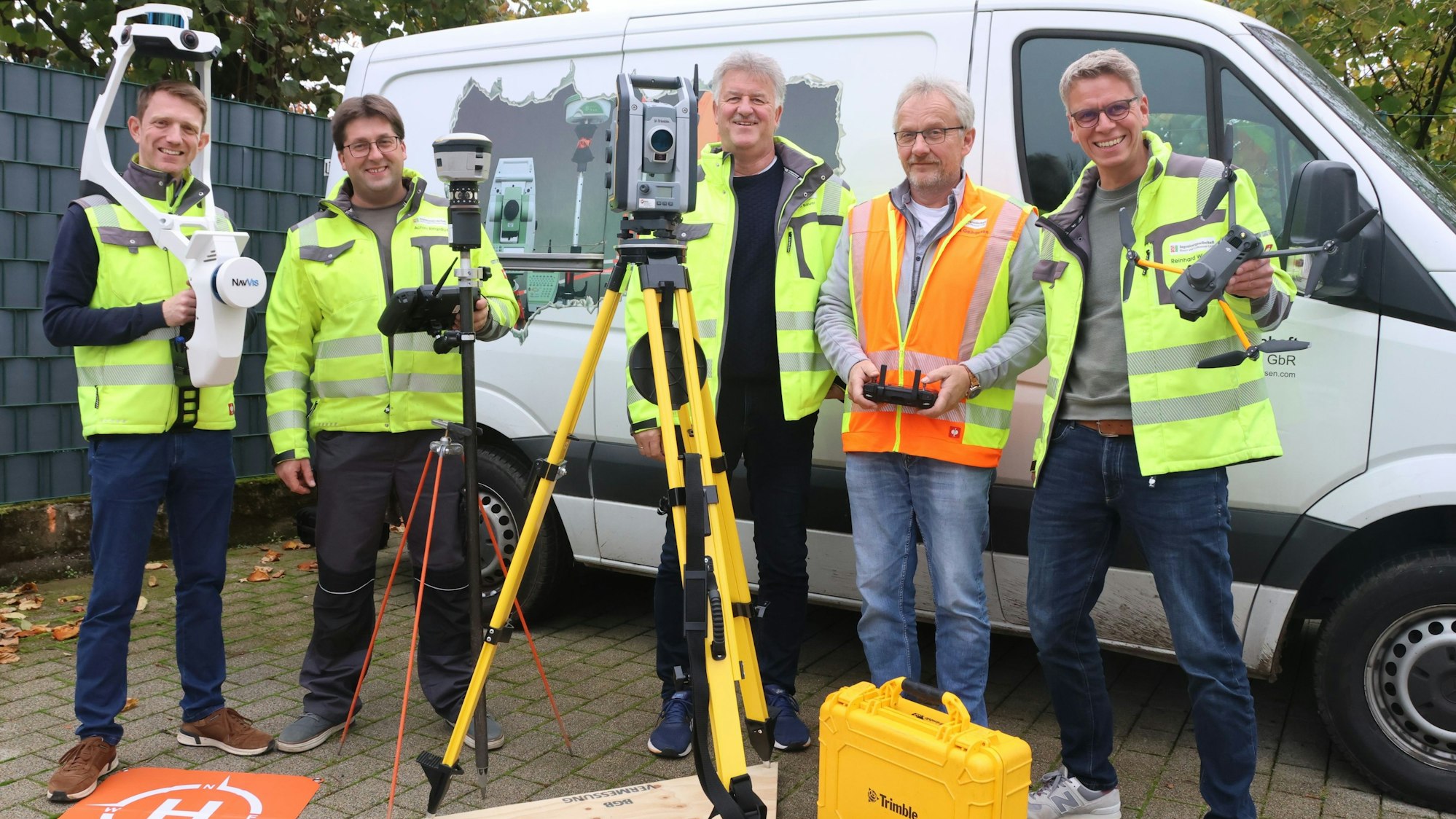 Bild von fünf Vermessungsingenieuren mit Technik