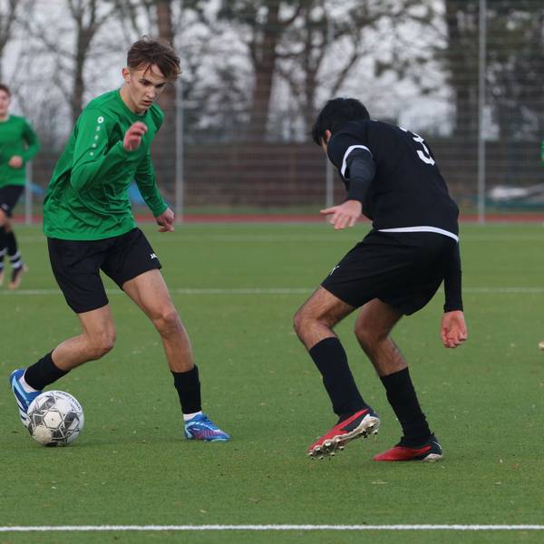 Alexander Bellstädt legt den Ball an einem Gegenspieler vorbei.