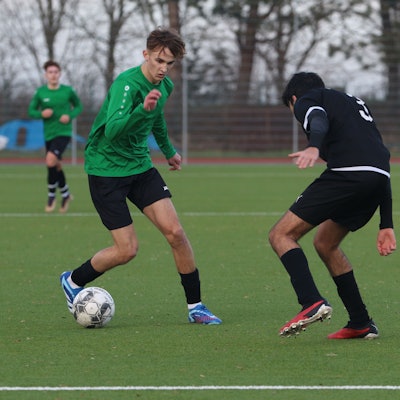 Alexander Bellstädt legt den Ball an einem Gegenspieler vorbei.