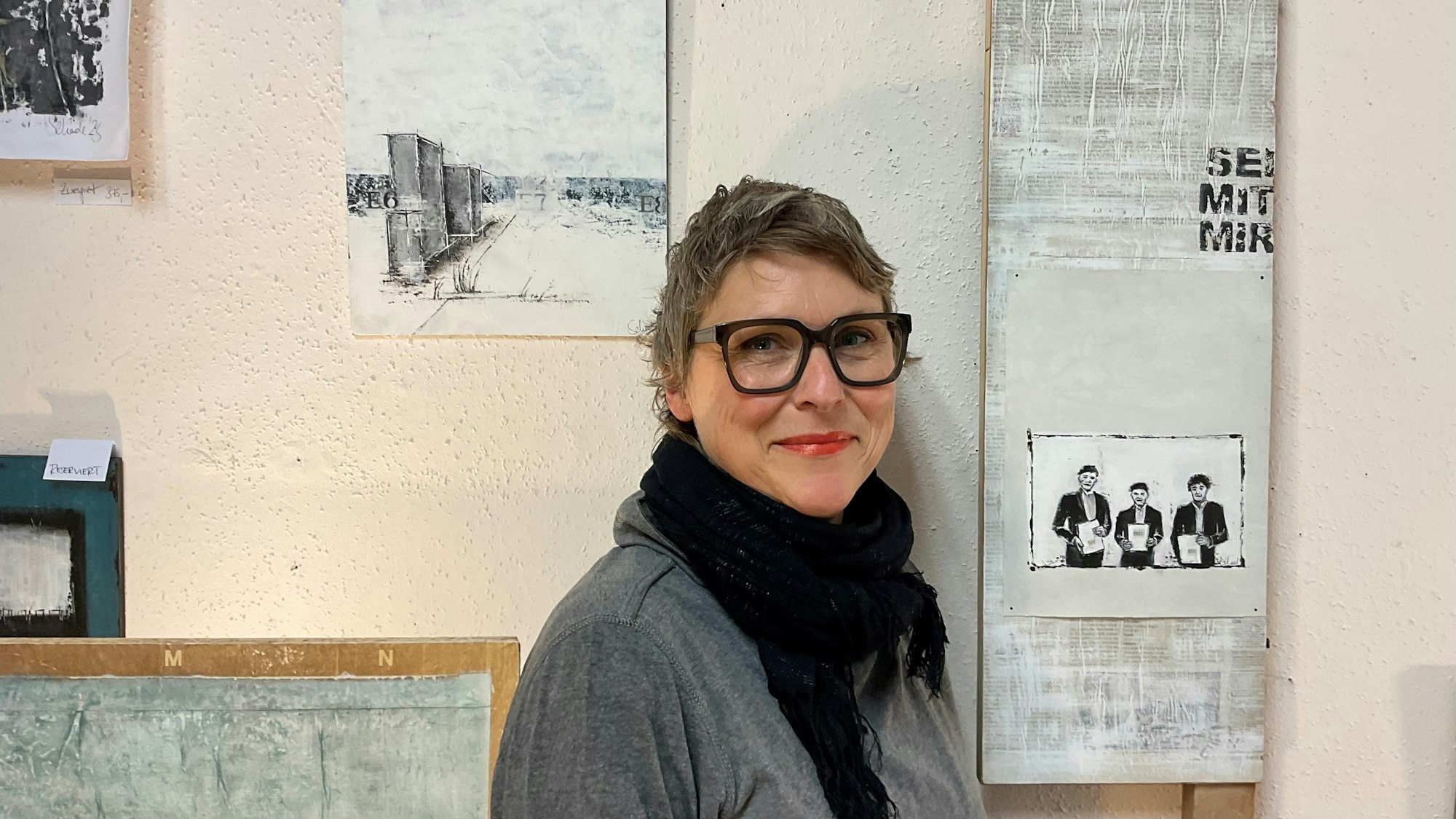 Die Künstlerin Kristina Schade arbeitet in einem in das Geschäft integrierten Atelier ebenfalls gerne mit dem Werkstoff Zeitung.