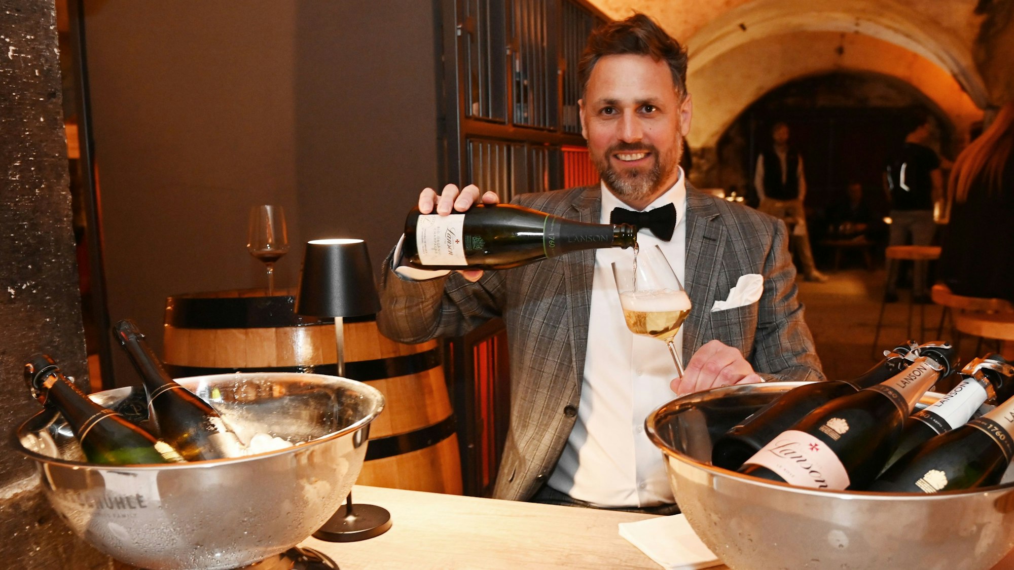 Peter Jauch – hier in der Kölner Wine Bank – hat ein Buch über Champagner geschrieben.