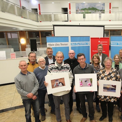Preisverleihung beim Fotowettbewerb 2024 in der Kreissparkassen-Filiale in Siegburg.