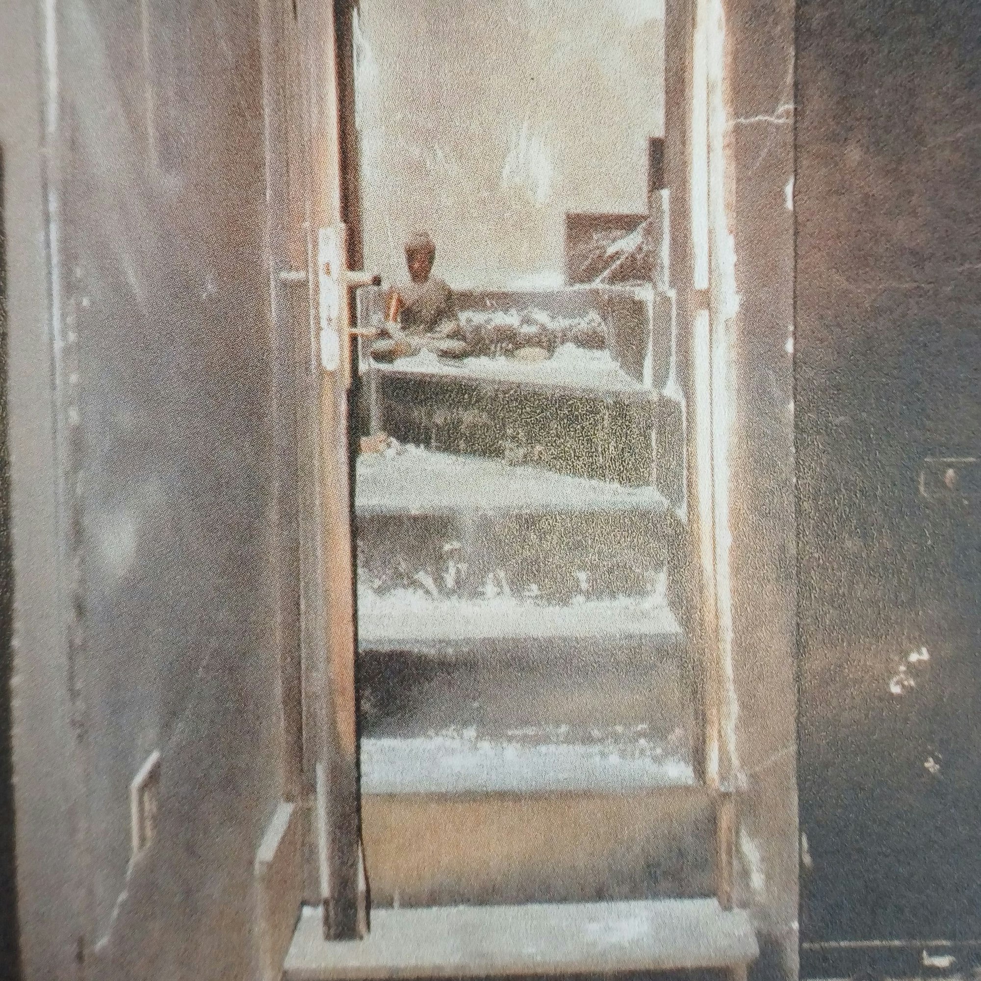 Eines der engen Treppenhäuser im Brandhaus. Es steht noch unverändert da.