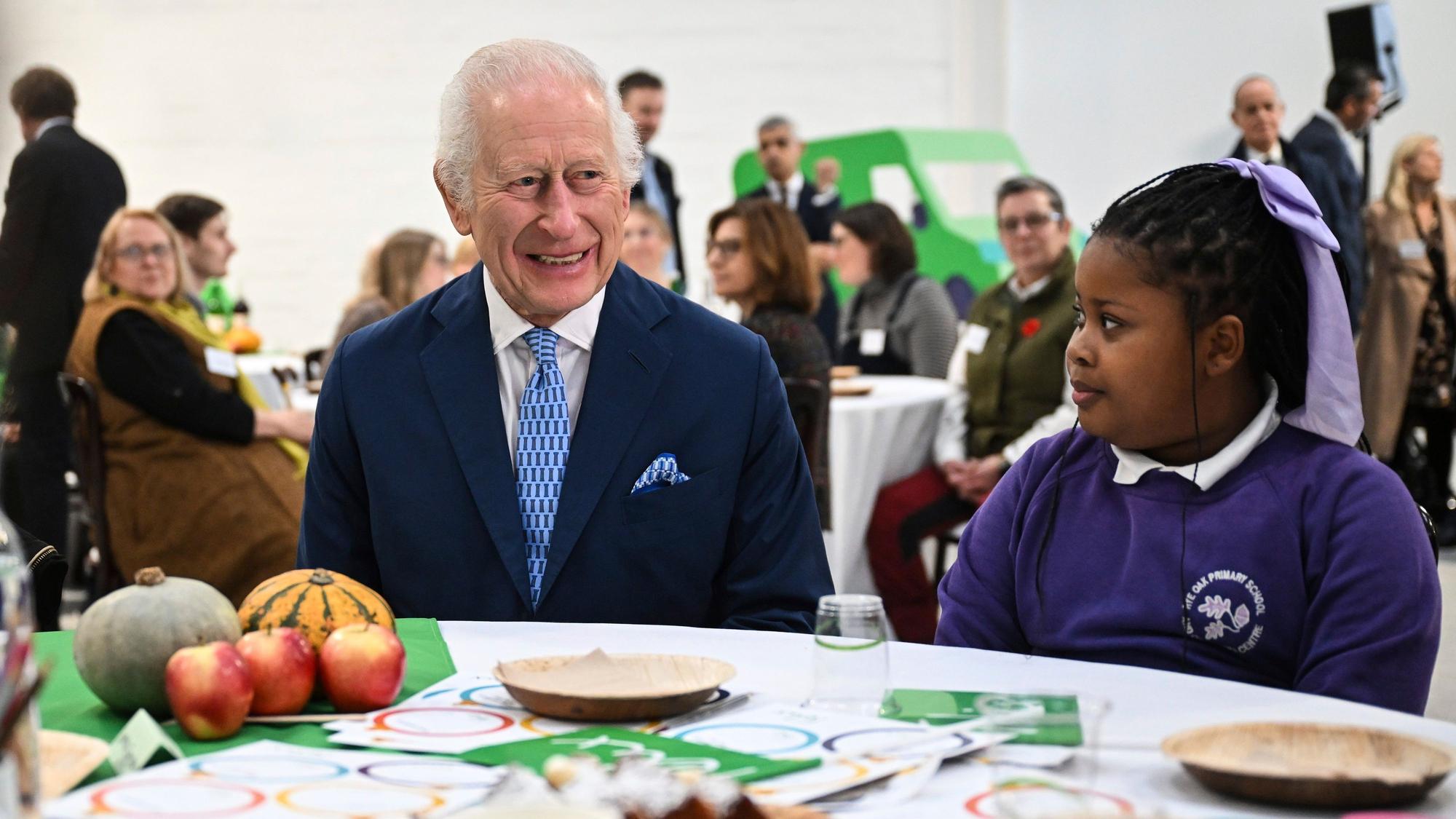 König Charles III. zeigte sich an seinem 76. Geburtstag im Südosten von London bei der Eröffnung des „Coronation Food Project“.